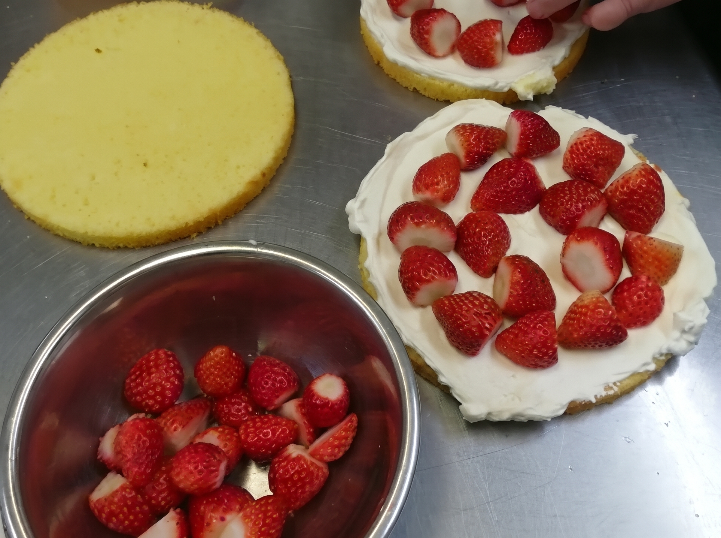 DIYいちごケーキ 盛り付けの様子